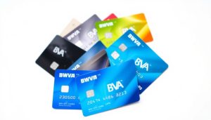 Diferentes tipos de tarjetas BBVA mostradas en abanico